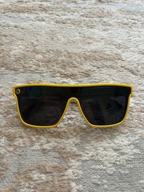 Neven Men’s Yellow and Black Shield Sunglasses